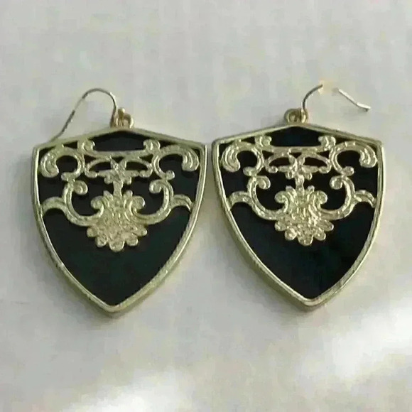 Olivia Welles new Annabelle Detail Earrings - Picture 4 of 8